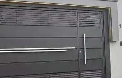 Imagem: A casa possui 3 Dormitórios, 2 Banheiros, 2 Vagas na garagem