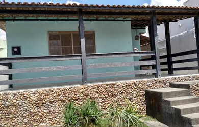 Imagem: A casa possui 3 Dormitórios, 2 Banheiros, 2 Vagas na garagem