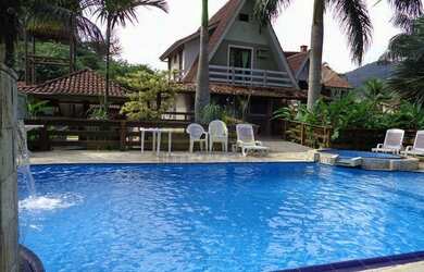 Imagem: A casa possui 4 Dormitórios, 2 Banheiros, 4 Vagas na garagem