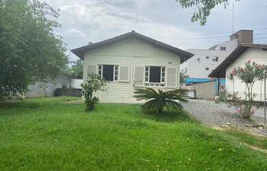 Imagem: A casa possui 2 Dormitórios, 1 Banheiro, 1 Vaga na garagem