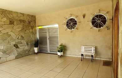 Imagem: A casa possui 4 Dormitórios, 3 Banheiros, 4 Vagas na garagem