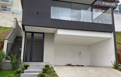 Imagem: A casa em condomínio possui 4 Dormitórios, 5 Banheiros, 4