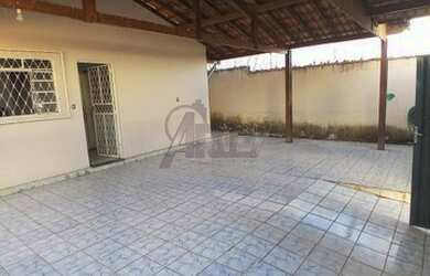 Imagem: A casa possui 3 Dormitórios, 1 Banheiro, 3 Vagas na garagem