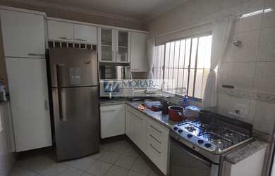 Imagem: A casa possui 3 Dormitórios, 3 Banheiros, 3 Vagas na garagem