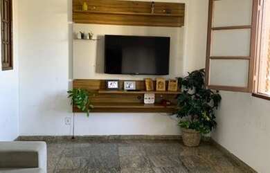 Imagem: A casa possui 4 Dormitórios, 4 Banheiros, 2 Vagas na garagem