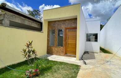 Imagem: A casa possui 3 Dormitórios, 2 Banheiros, 2 Vagas na garagem