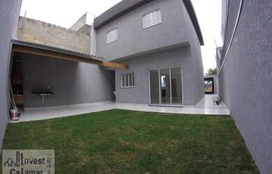 Imagem: A casa possui 3 Dormitórios, 2 Banheiros, 2 Vagas na garagem