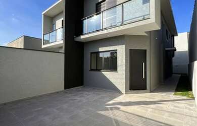 Imagem: A casa possui 3 Dormitórios, 3 Banheiros, 2 Vagas na garagem