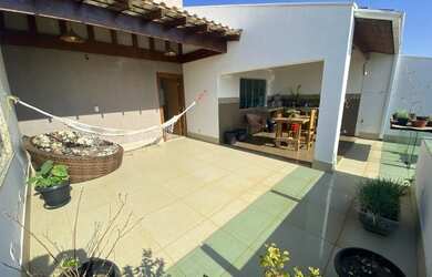 Imagem: A casa possui 4 Dormitórios, 5 Banheiros, 4 Vagas na garagem