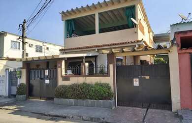 Imagem: A casa possui 3 Dormitórios, 2 Banheiros, 2 Vagas na garagem