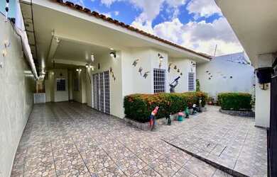 Imagem: A casa possui 4 Dormitórios, 4 Banheiros, 3 Vagas na garagem