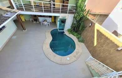 Imagem: A casa possui 3 Dormitórios, 4 Banheiros, 3 Vagas na garagem