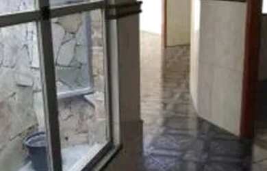 Imagem: A casa possui 3 Dormitórios, 1 Banheiro, 2 Vagas na garagem