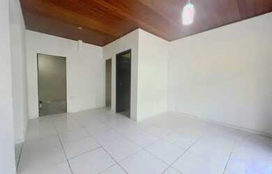 Imagem: A casa possui 4 Dormitórios, 2 Banheiros, 85m² de Área e