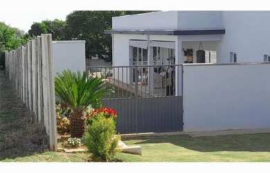 Imagem: A casa possui 3 Dormitórios, 4 Banheiros, 3 Vagas na garagem