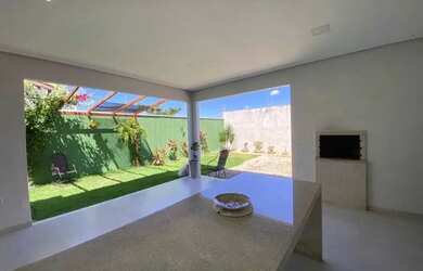 Imagem: A casa possui 3 Dormitórios, 2 Banheiros e 2 Vagas na garagem