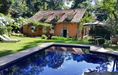 Imagem: A casa possui 2 Dormitórios, 2 Banheiros, 400m² de Área e