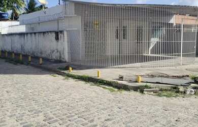 Imagem: A casa possui 3 Dormitórios, 2 Banheiros, 3 Vagas na garagem