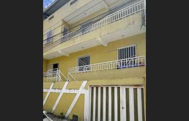 Imagem: A casa possui 4 Dormitórios, 3 Banheiros, 1 Vaga na garagem