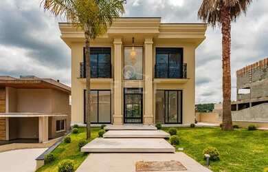 Imagem: A casa em condomínio possui 4 Dormitórios, 4 Banheiros, 5