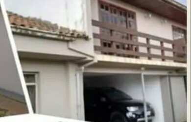 Imagem: A casa possui 3 Dormitórios, 1 Banheiro, 2 Vagas na garagem