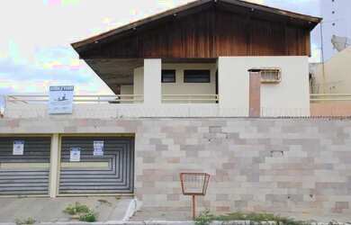 Imagem: A casa possui 5 Dormitórios, 5 Banheiros, 5 Vagas na garagem