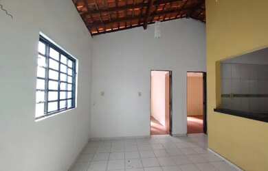 Imagem: A casa possui 2 Dormitórios, 1 Banheiro, 2 Vagas na garagem