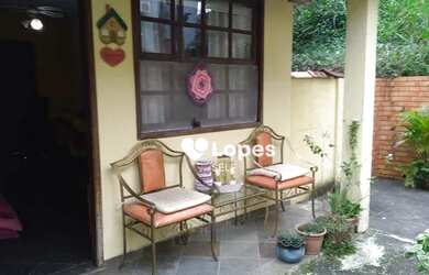 Imagem: A casa possui 3 Dormitórios, 2 Banheiros, 1 Vaga na garagem