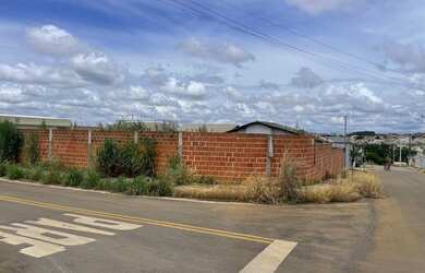 Imagem: O terreno possui 400m² de Área e está localizado em Jardim