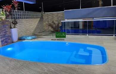 Imagem: A casa possui 4 Dormitórios, 2 Banheiros, 2 Vagas na garagem