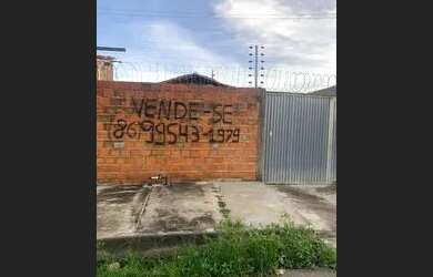 Imagem: A casa possui 2 Dormitórios, 1 Banheiro, 2 Vagas na garagem