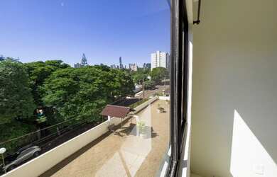 Imagem: O apartamento possui 3 Dormitórios, 1 Banheiro, 2 Vagas na