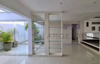 Imagem: A casa possui 4 Dormitórios, 3 Banheiros, 3 Vagas na garagem