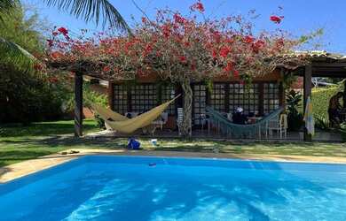 Imagem: A casa possui 3 Dormitórios, 3 Banheiros, 3 Vagas na garagem