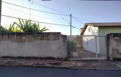 Imagem: A casa possui 2 Dormitórios, 1 Banheiro, 3 Vagas na garagem