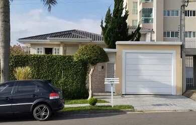 Imagem: A casa possui 5 Dormitórios, 2 Banheiros, 2 Vagas na garagem