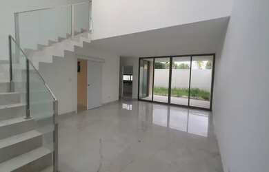 Imagem: A casa em condomínio para alugar possui 4 Dormitórios, 4 Banheiros