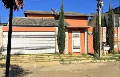 Imagem: A casa possui 3 Dormitórios, 3 Banheiros, 3 Vagas na garagem