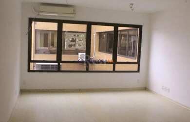 Imagem: O depósito possui 1 Vaga na garagem, 42m² de Área e está