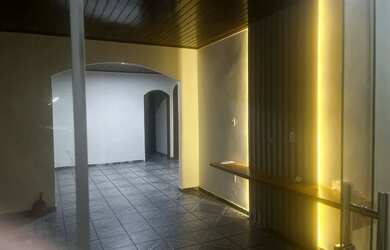 Imagem: A casa possui 4 Dormitórios, 2 Banheiros e está localizado