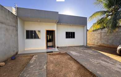 Imagem: A casa possui 2 Dormitórios, 2 Banheiros, 2 Vagas na garagem