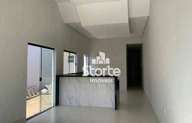 Imagem: A casa possui 3 Dormitórios, 2 Banheiros, 2 Vagas na garagem