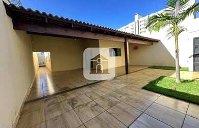 Imagem: A casa à venda possui 3 Dormitórios, 2 Banheiros, 5 Vagas