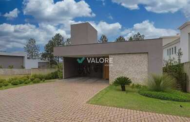 Imagem: A casa em condomínio possui 4 Dormitórios, 5 Banheiros, 4