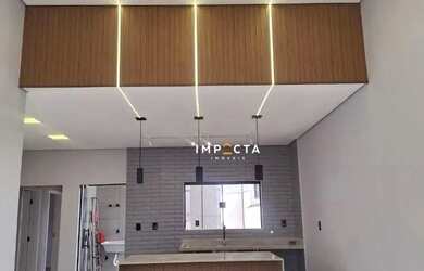 Imagem: A casa possui 3 Dormitórios, 1 Banheiro, 2 Vagas na garagem