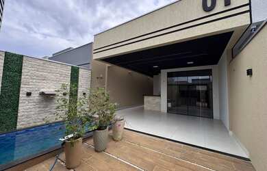 Imagem: A casa possui 3 Dormitórios, 4 Banheiros, 2 Vagas na garagem