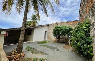 Imagem: A casa possui 3 Dormitórios, 2 Banheiros, 2 Vagas na garagem