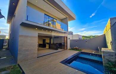 Imagem: A casa possui 3 Dormitórios, 4 Banheiros, 4 Vagas na garagem