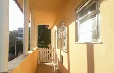 Imagem: A casa possui 5 Dormitórios, 3 Banheiros, 2 Vagas na garagem