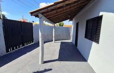 Imagem: A casa possui 2 Dormitórios, 1 Banheiro, 1 Vaga na garagem